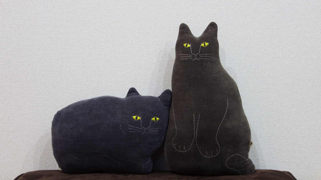 共に暮らし、老いてゆく。トモタケの動物クッション「黒ネコ ネロ」と