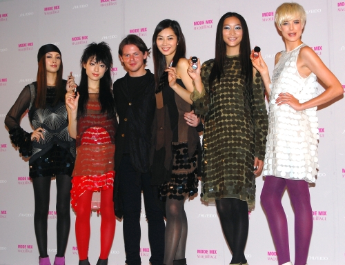 伊東美咲、蛯原友里らが秋メイキャップで競演 - 「マキアージュ」新CM