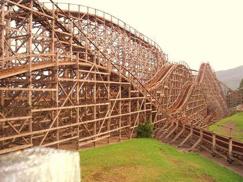 造形美鑑賞は絶叫しながら。大分県の木製ジェットコースターでスリルな