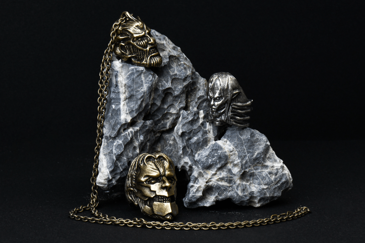 進撃の巨人』より「超大型巨人」「終尾の巨人」「鎧の巨人」をモチーフ