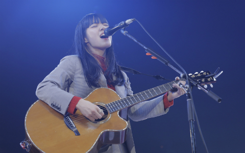 あいみょん「照れ臭かった」 両国国技館にてスーツ姿で熱唱 | J-WAVE NEWS