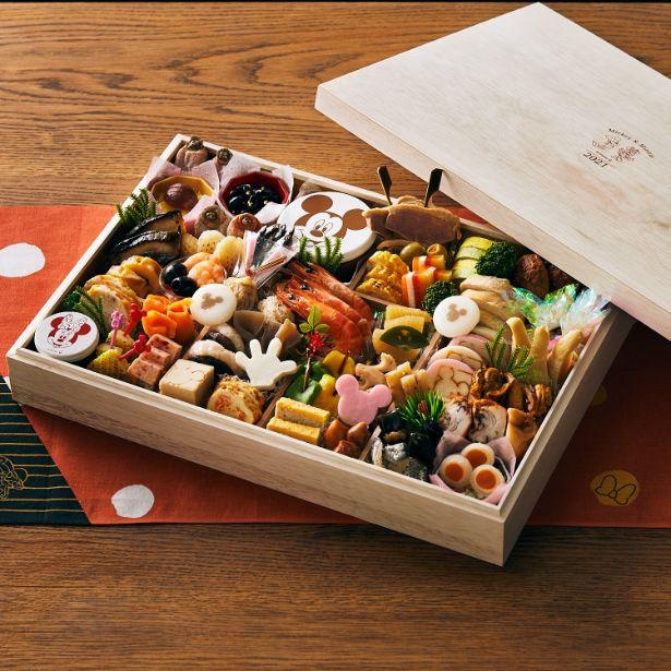 ミッキーフェイスのお重がインパクト抜群！“ディズニーおせち”で素敵な