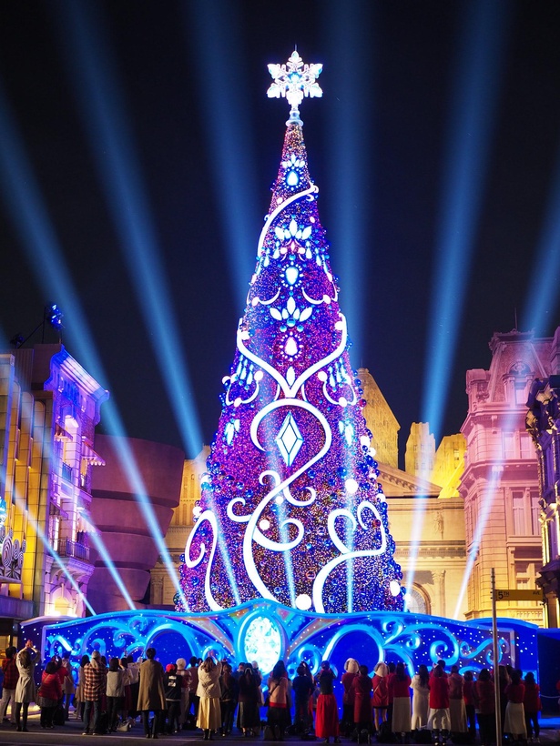 USJ】世界最高のツリーが3年ぶりに登場！キティのドラムにも大興奮の