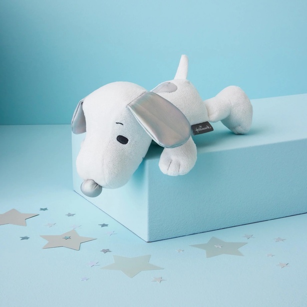 スヌーピーデザインの限定フィギュアやオーロラ箔をあしらったアイテム