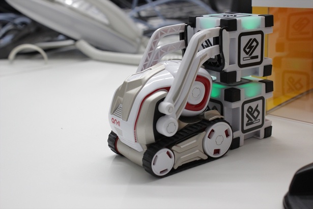 予想以上、いや予想外！手のひらサイズのAIロボット「COZMO」と遊んで