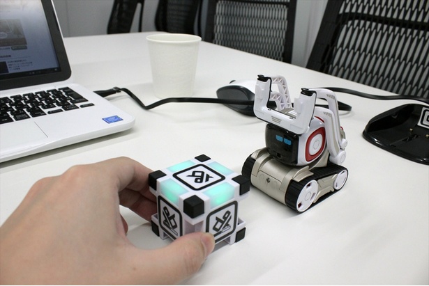 予想以上、いや予想外！手のひらサイズのAIロボット「COZMO」と遊んで