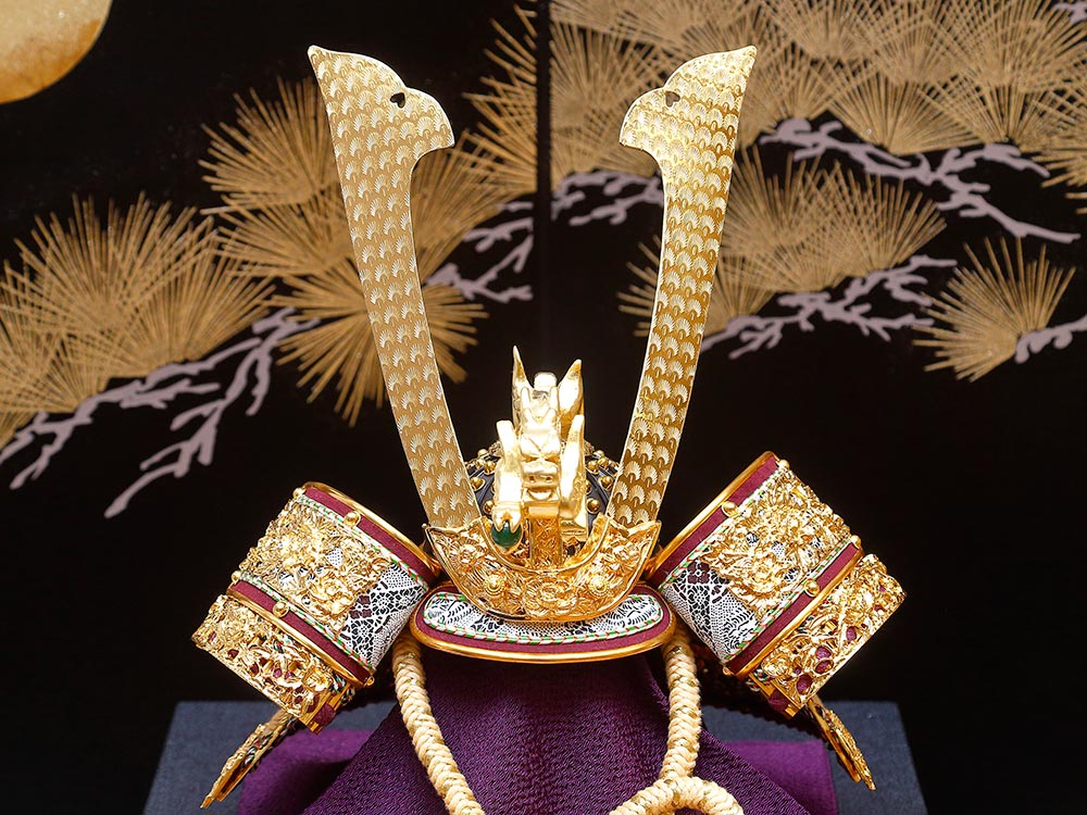 五月人形】(一徳) 10号純金箔押総金具兜 金茶 龍頭 櫃入 平飾り：節句