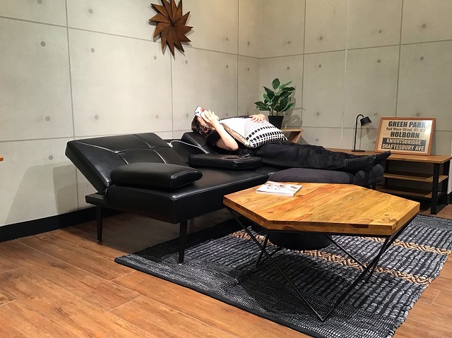 新着ソファーベッドのご紹介 コンソールにUSBポート付の多機能型