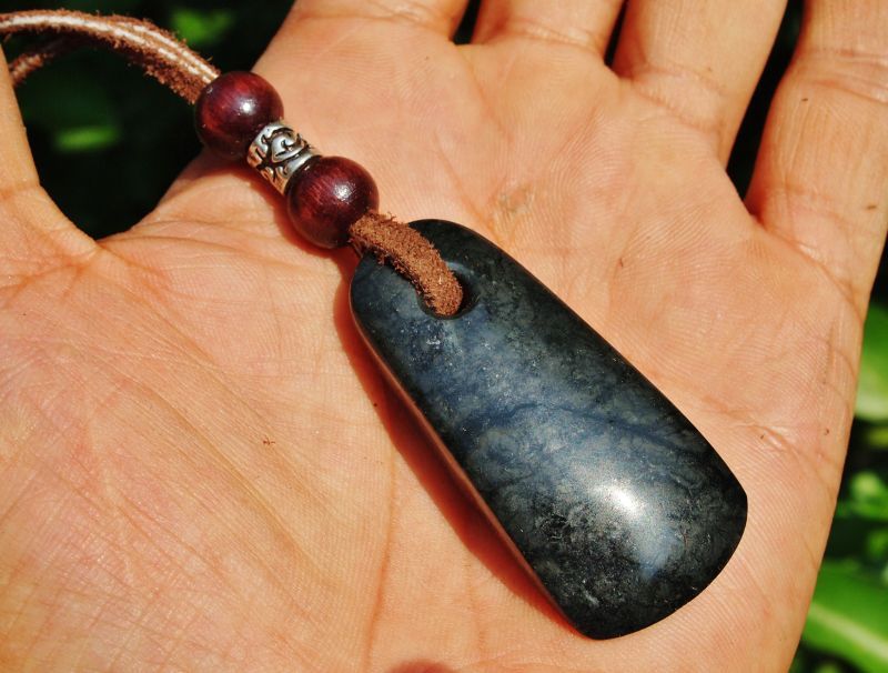 蛇紋岩製磨製石器型ペンダント