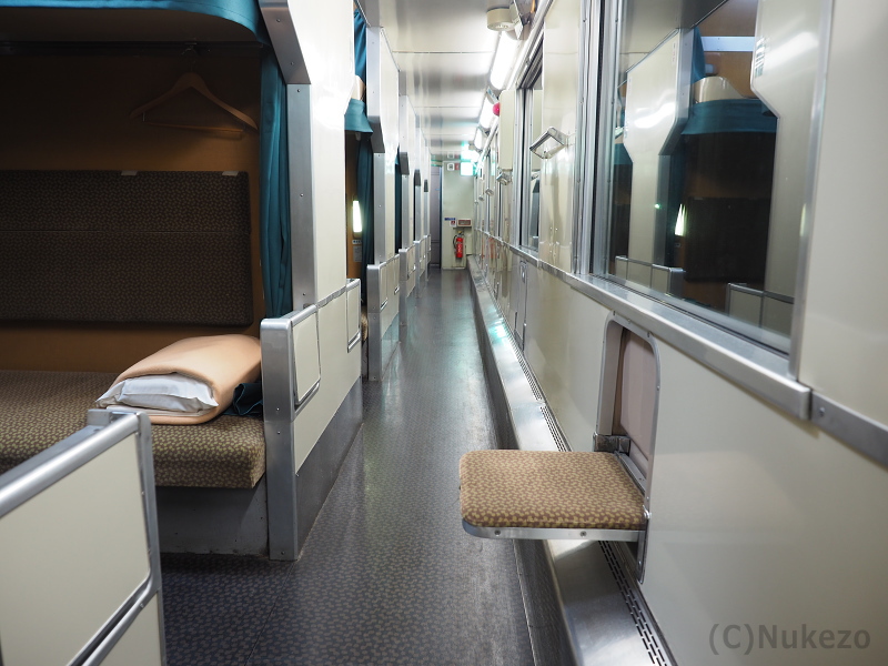 14系15形「ブルートレインたらぎ」 開放型B寝台「ソロ」の車内写真