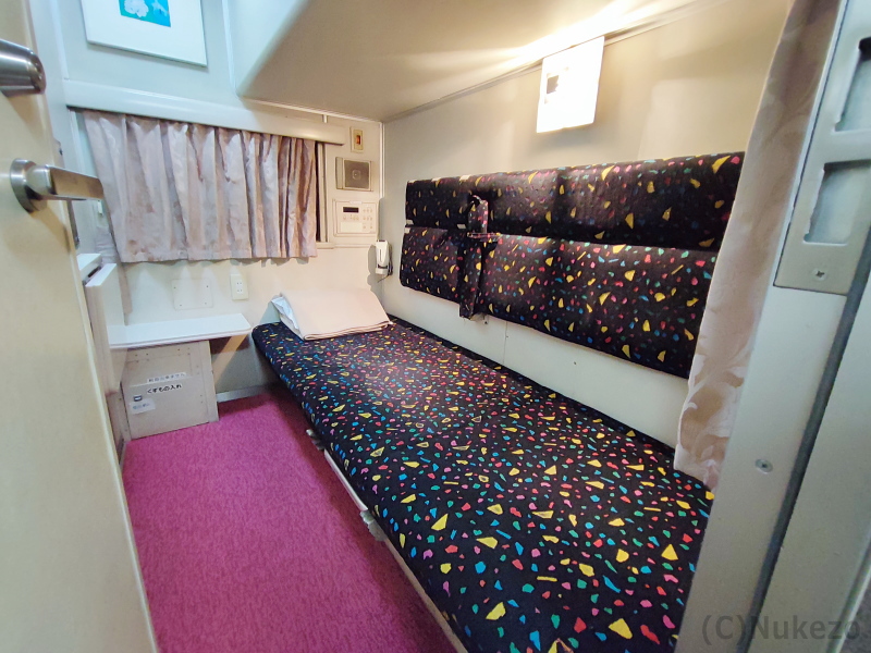 14系15形「ブルートレインたらぎ」 B寝台「ソロ」下段の車内写真 車内