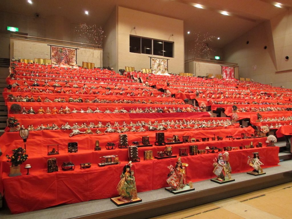 群馬「老神温泉びっくりひな飾り」ひな壇にずらりと並んだ5000体以上