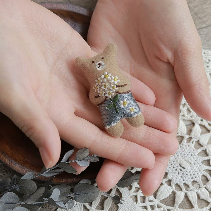 Ayatorie/アヤトリエ】くまさんとお花のブローチ – OSEWAYAオンライン