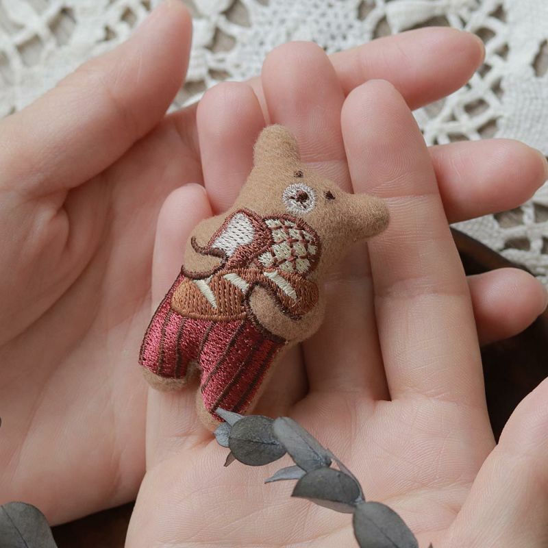 Ayatorie/アヤトリエ】くまさんとパンのブローチ – OSEWAYAオンライン