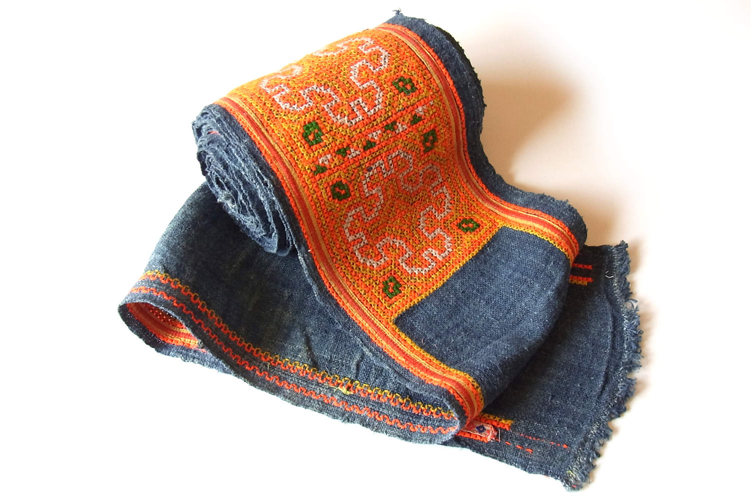 モン族刺繍布No.T-HM-187|ラオスの青モン族の女性が愛用してきた民族