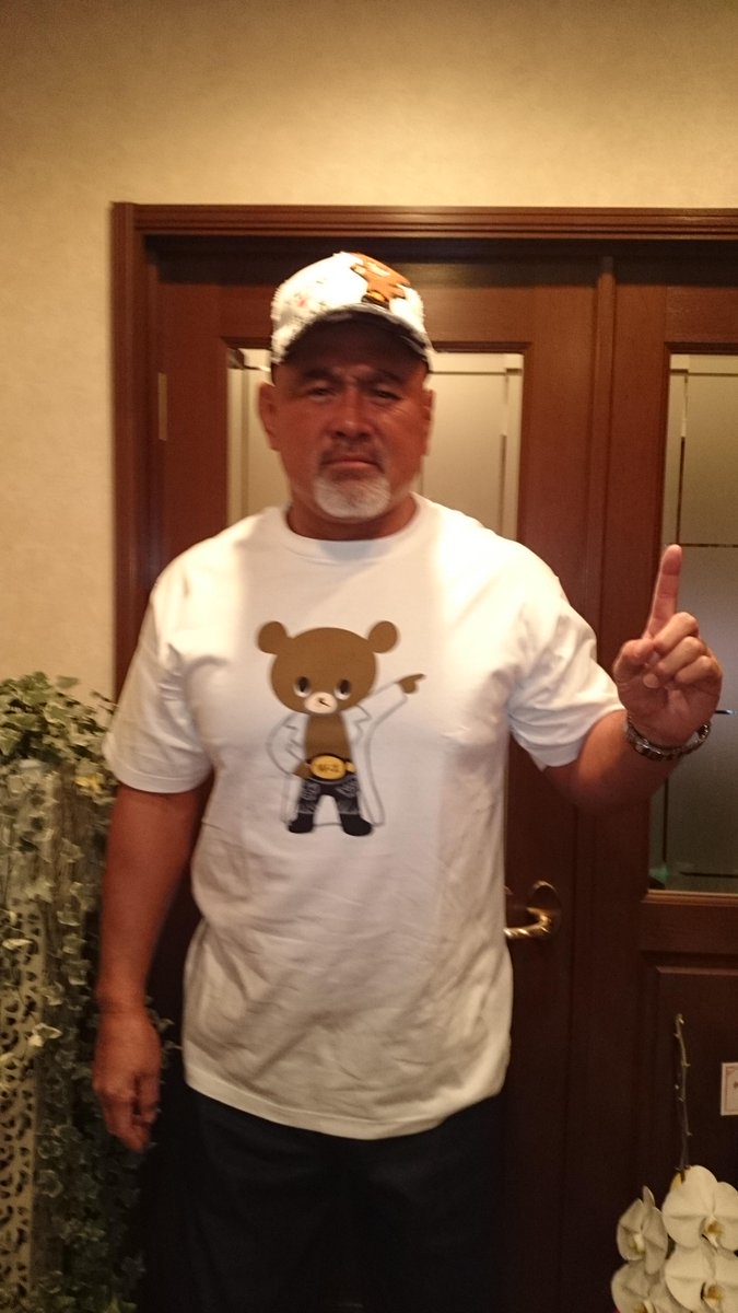 武藤ベアーのWRESTLE－1バージョンのTシャツを着て、今から人気番組の
