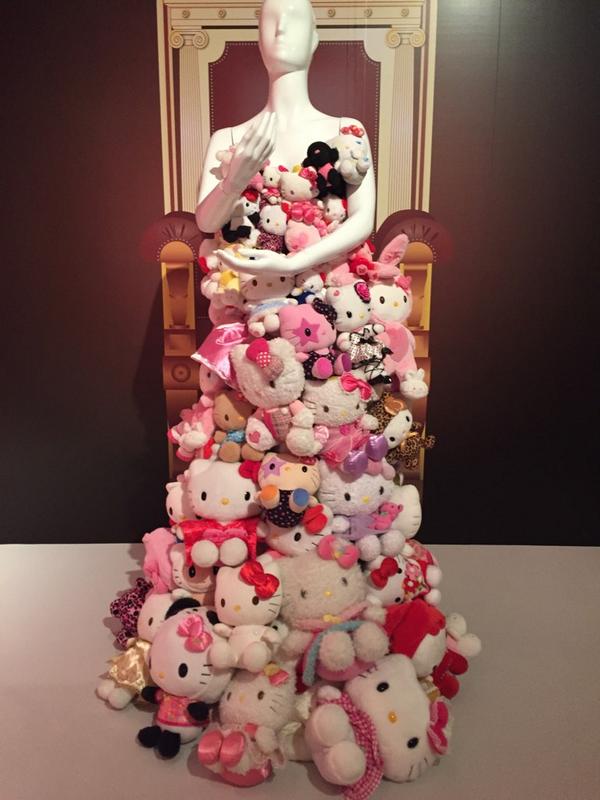 ハローキティドレス！二枚目のキティちゃんのぬいぐるみで覆われた