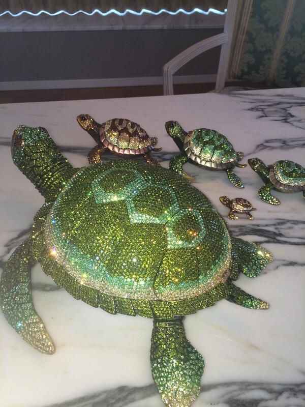 昨晩ハワイから帰国。向こうで買ったスワロフスキーで出来た亀たち