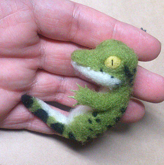 羊毛フェルトde赤ちゃんワニ 指を作り込み中( -｀Д´-;A) #羊毛フェルト