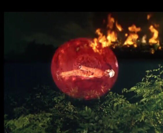 赤い玉とベーターカプセル」 初回、ハヤタの死から赤い玉で