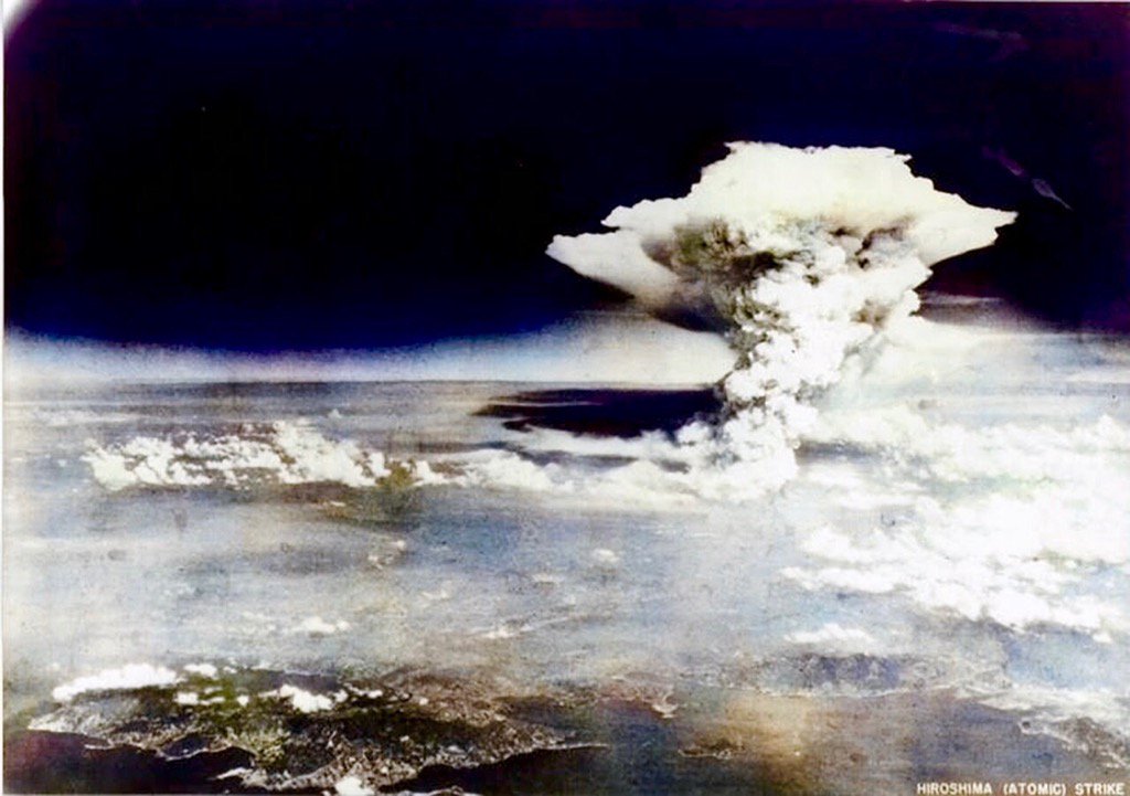 原爆投下後、B-29から撮影されたキノコ雲。広島原爆の記録写真として