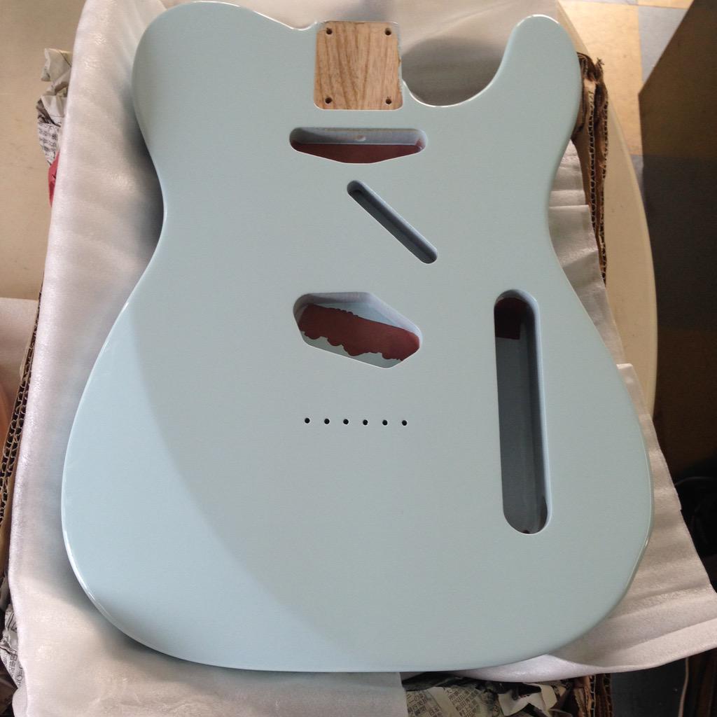 お客様に製作中のテレキャスモデル。コンター加工を施してあるので