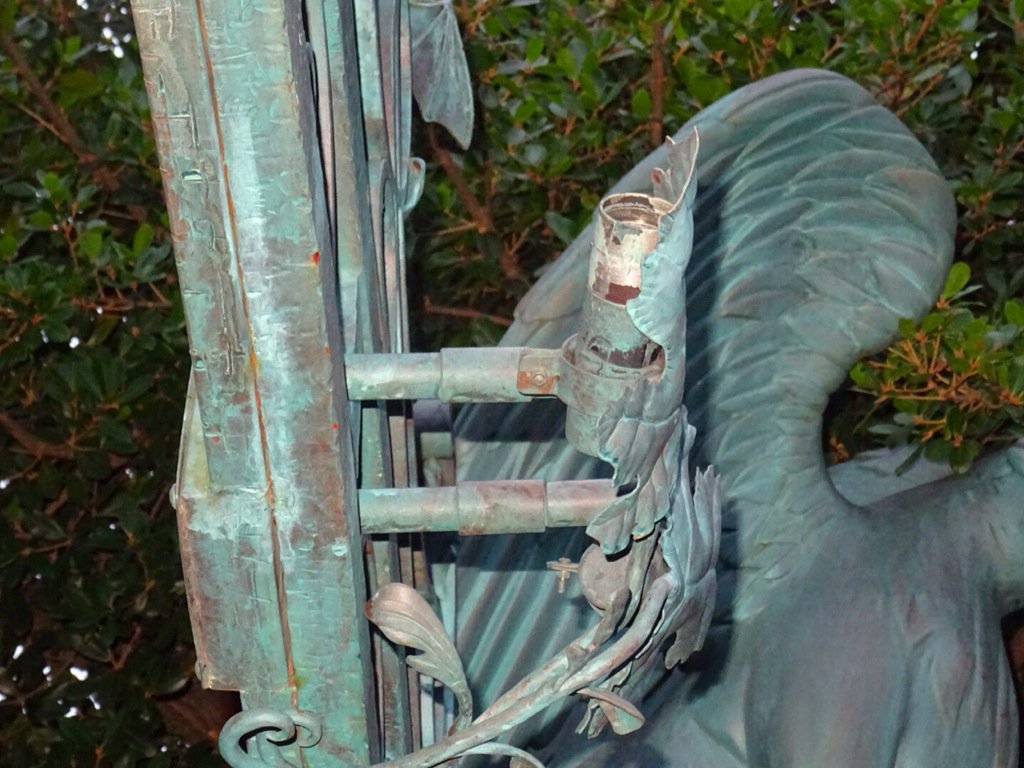 ホーンテッドマンション入口の看板を裏側から撮影してみた！ 錆びた