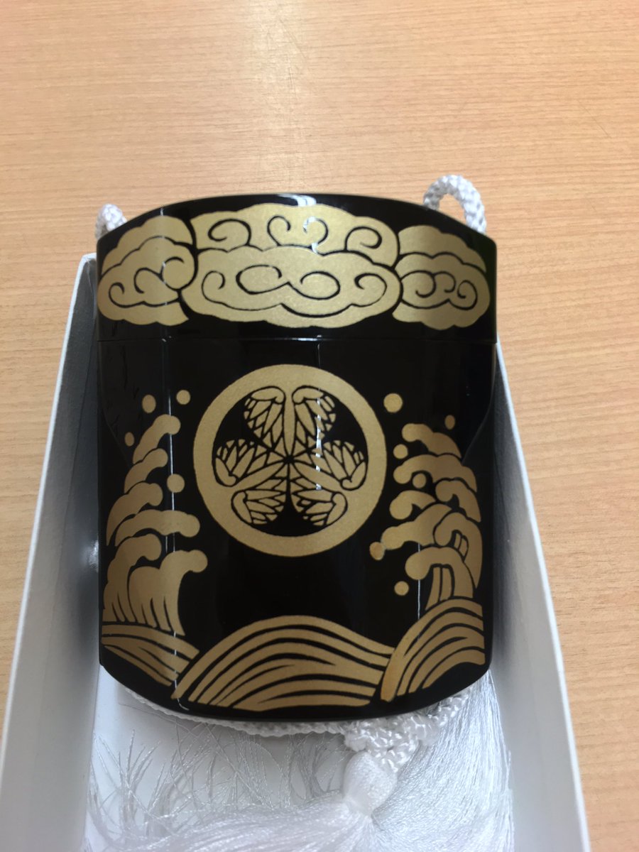 印籠！？ かと思いきや、こちらは印籠の形をした貯金箱になっており