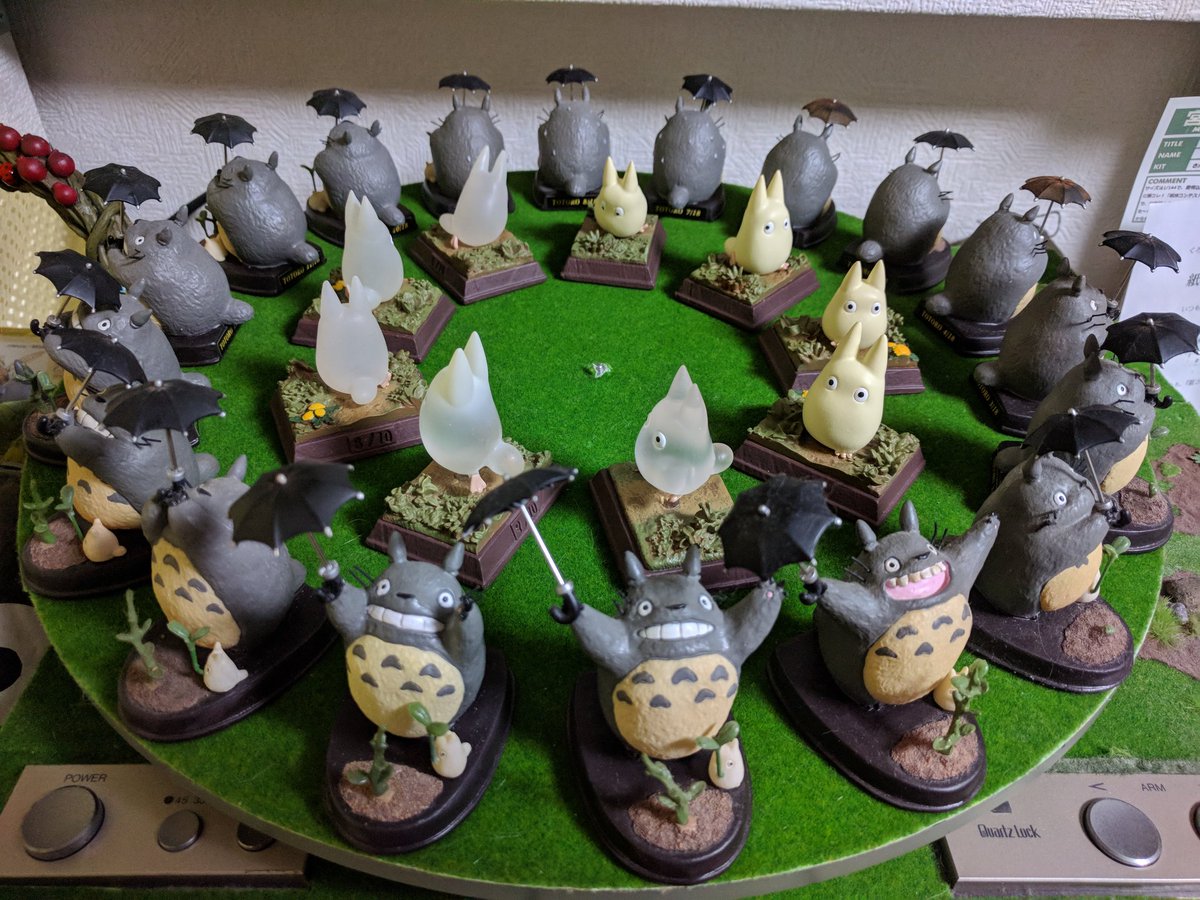 昨年買った小トトロのコマ撮りを1番最初だけ抜いて9コマにして置いて