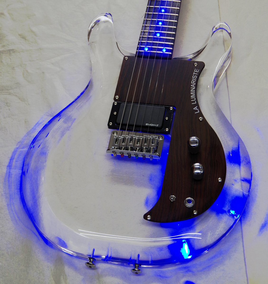NEXT TONEの青く光るギター💙🔵🔹 本日よりプライスダウンしました