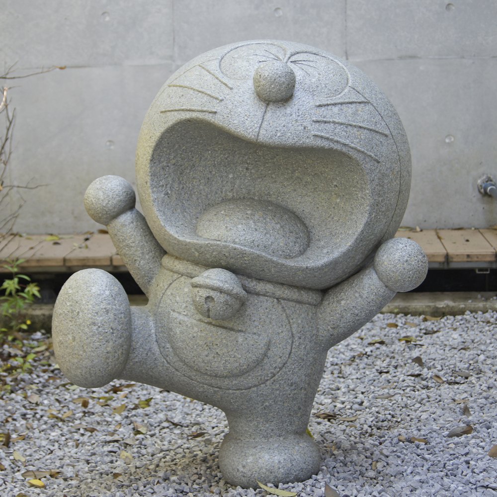 ちょっと見つけにくい場所にいる“石になったドラえもん”。今日のような