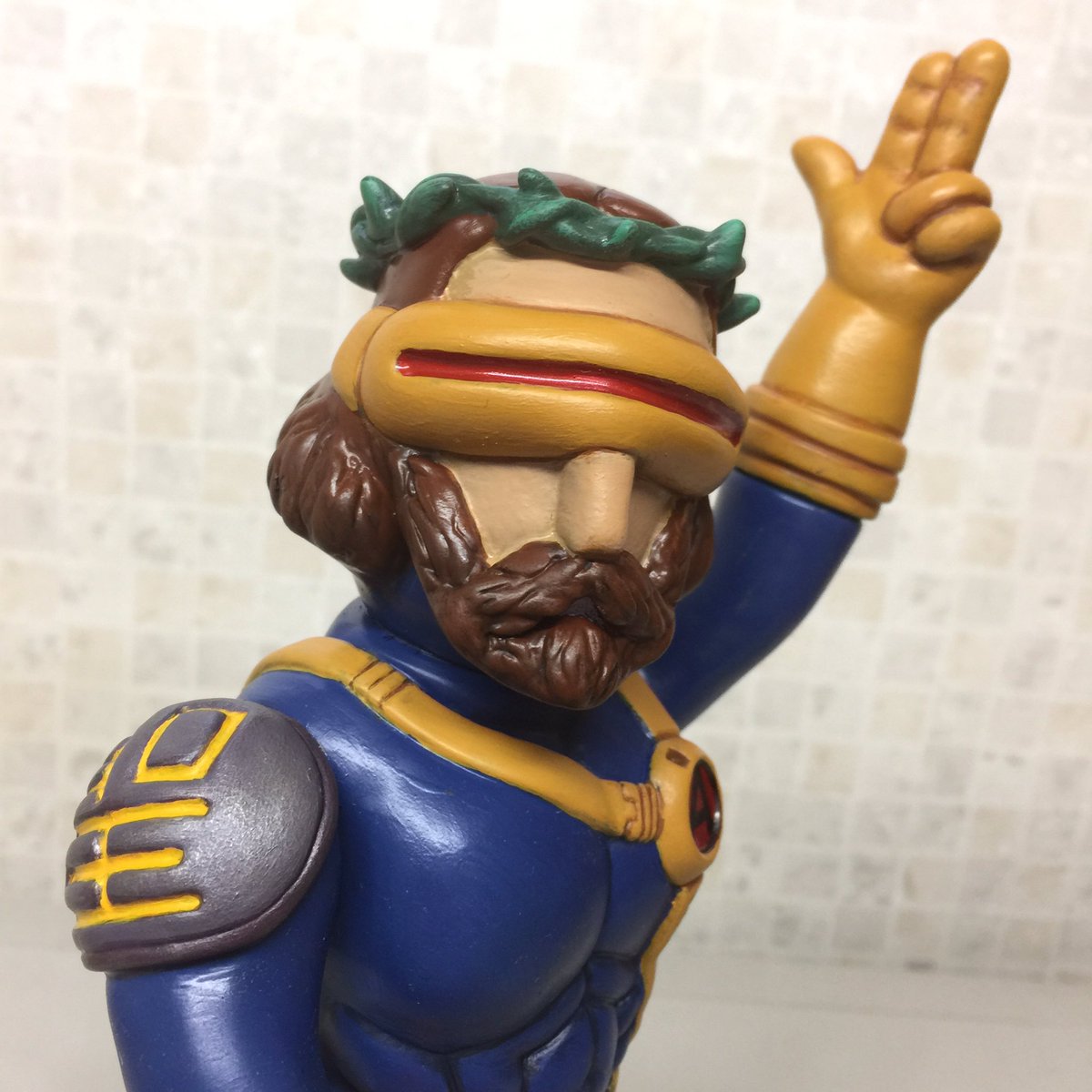 シカマァクさんのサイクロジーザスGの未塗装ソフビを、パッケージ