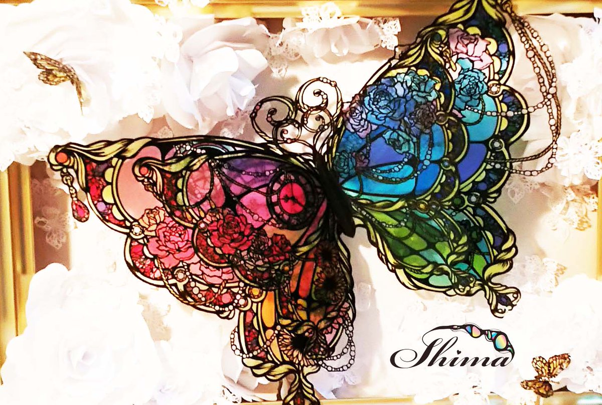 これが切り絵の初立体作品。 背景のお花も一つ一つ紙で作ったもの