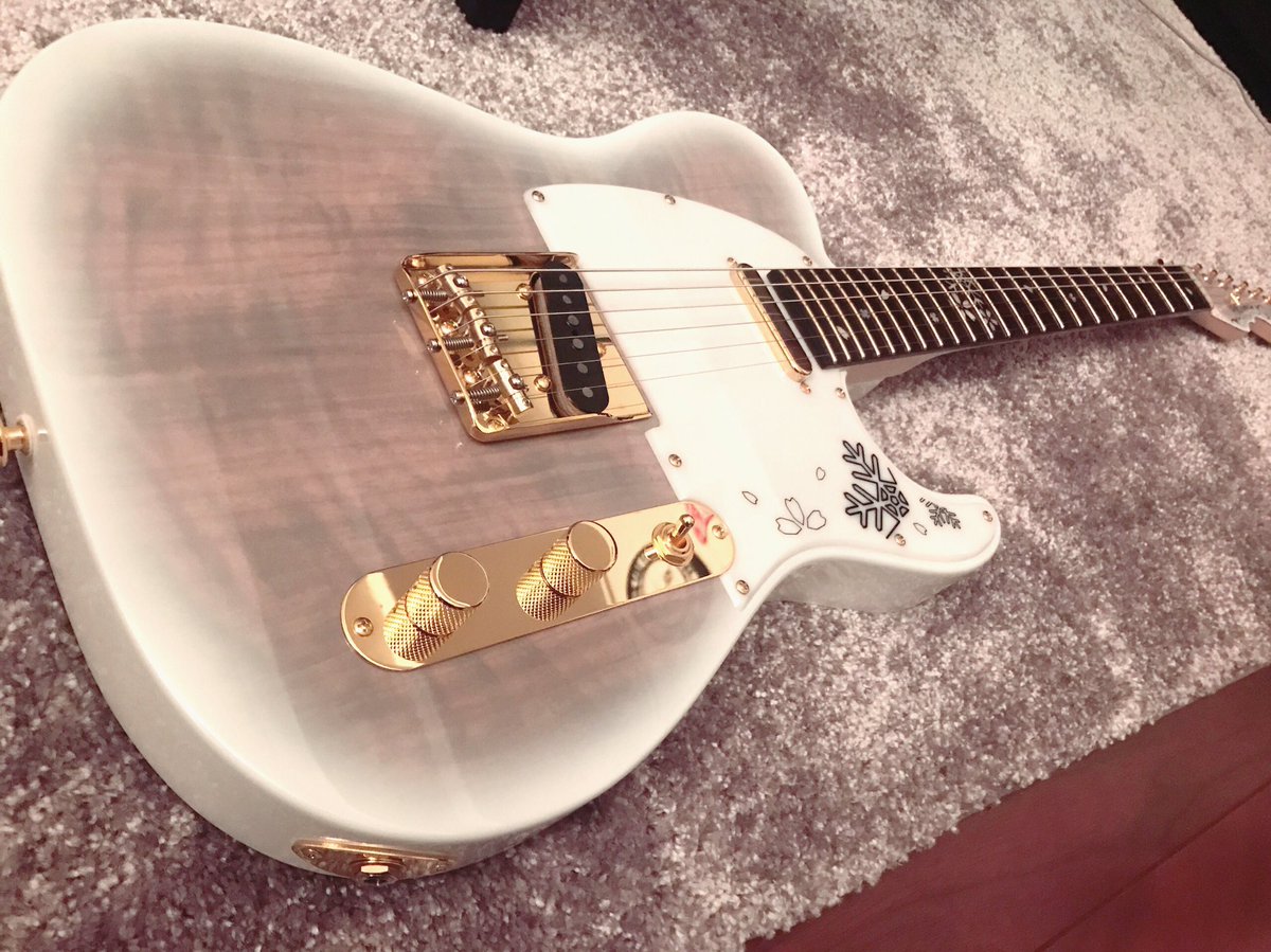 念願の白いテレキャスター momose FUYUZAKURA-SP18 『冬桜』とのこと