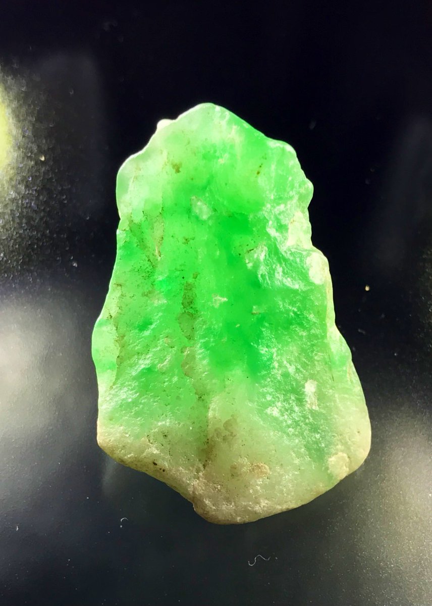 今日のヒスイは、 「琅(ろう)かん」です😁 美しいエメラルドグリーンに