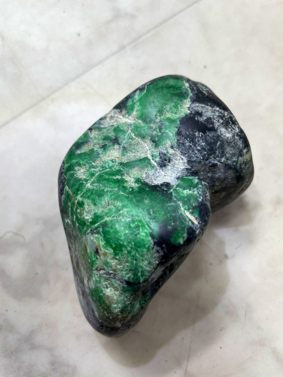 今日のヒスイは、 緑色のオンファスと、黒ヒスイです😁 緑色と黒色の