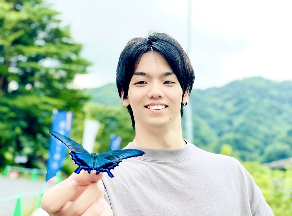 とぅーしに指に乗せてもらった！ めっちゃ青かった🦋！！