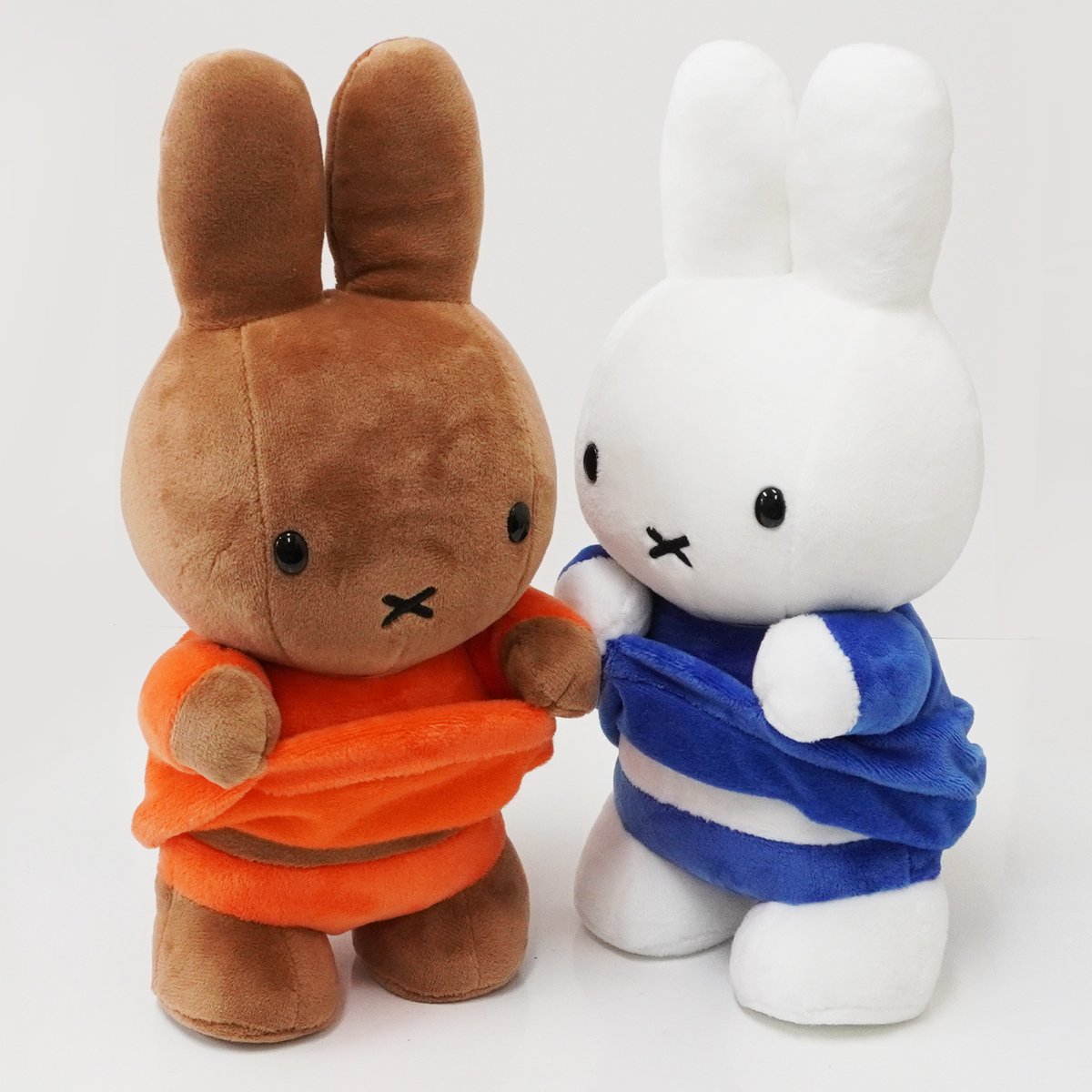 ミッフィーとメラニーが仲良くおなかをみせあう 1シーンがぬいぐるみ