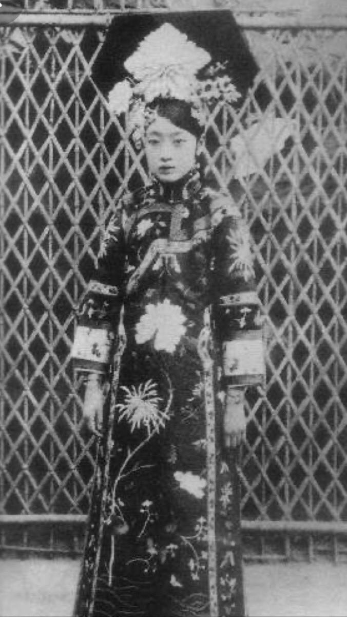 少女のころの婉容は可憐で可愛いです。2枚目がたしか婚儀のとき。 華