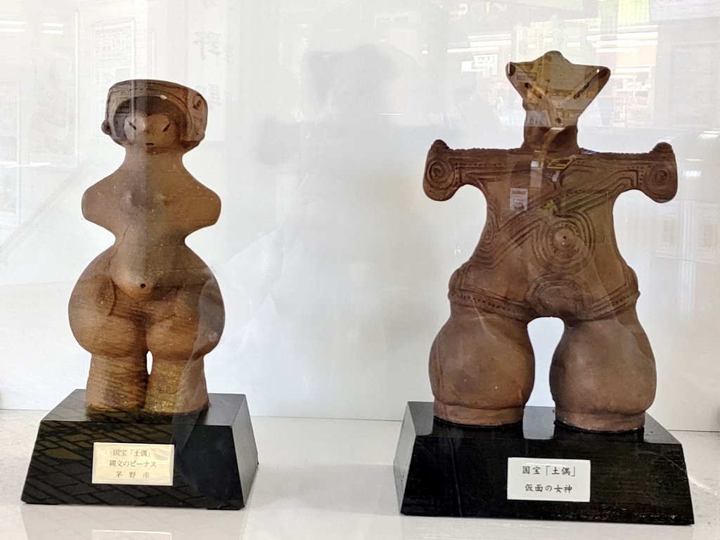 茅野駅改札内の土偶のレプリカと、北口駅前にある土偶のモニュメント