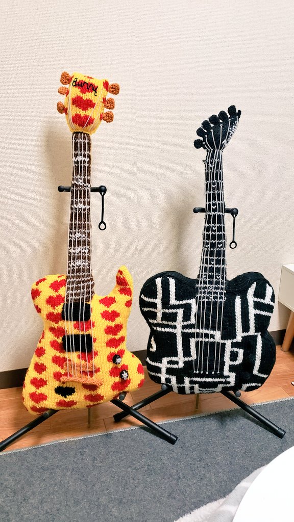 もう仕舞う場所無いからさギタースタンドに立てたぜホゥー。 #HOTEI