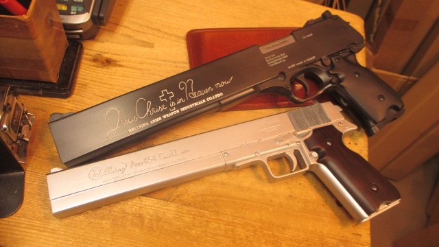 対化物戦闘用13mm拳銃「ジャッカル」だけじゃなく、 アーカードの銃