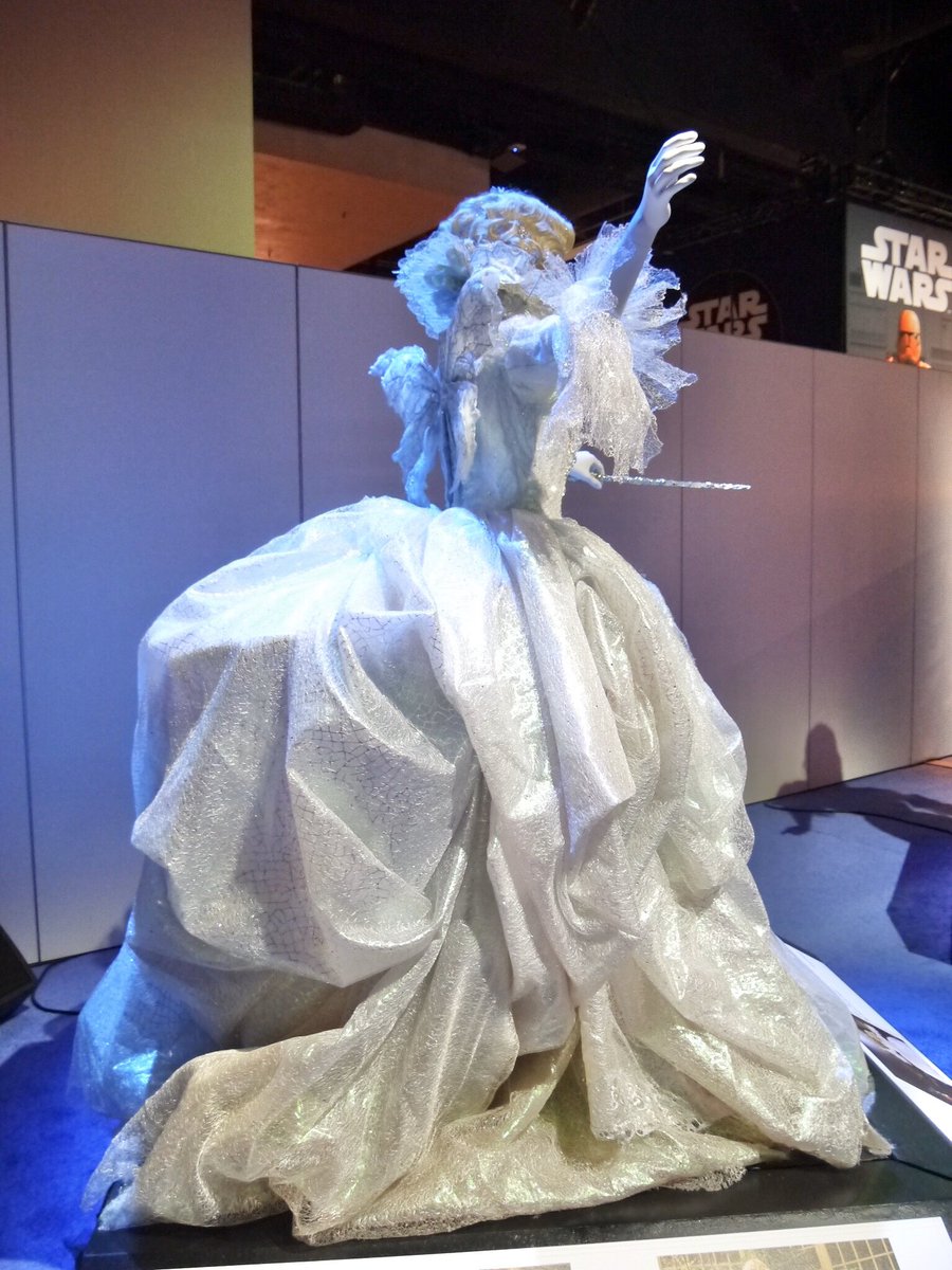 実写シンデレラ フェアリーゴッドマザーの衣装② かぼちゃの馬車もあっ