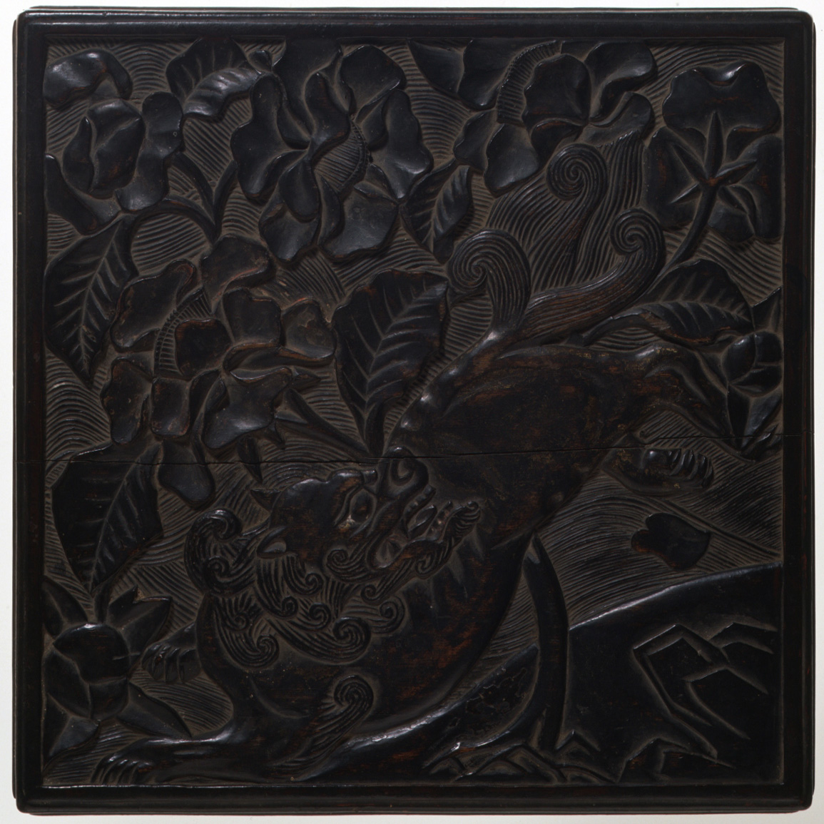 当館所蔵の鎌倉彫獅子牡丹文硯台(神奈川県指定文化財・室町時代)は