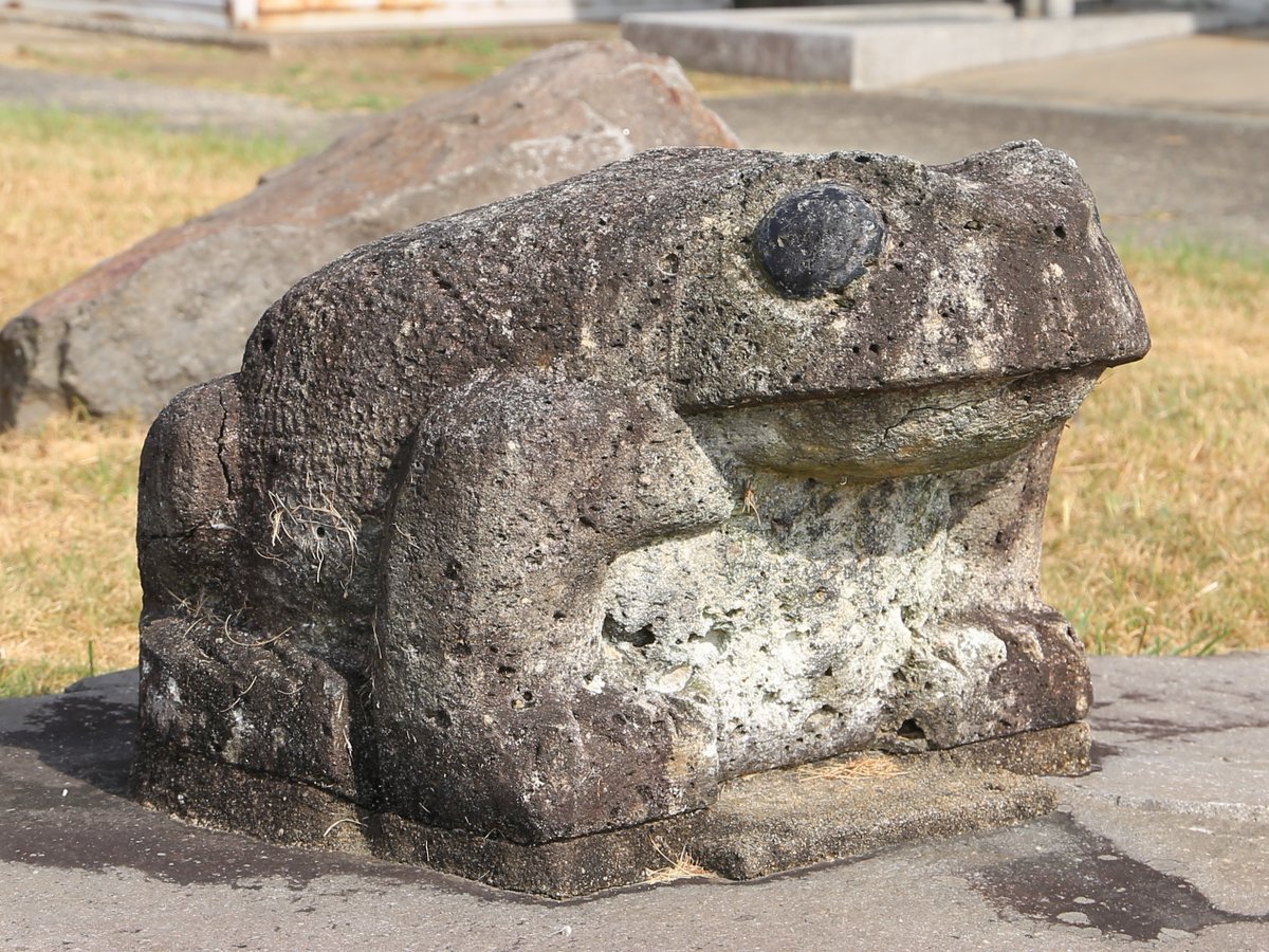 基地内に設置しているカエルの石像です。このカエルは飛行安全を願って