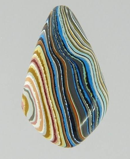 デトロイトの自動車工場で塗料スプレーが何百何千と堆積して生まれた