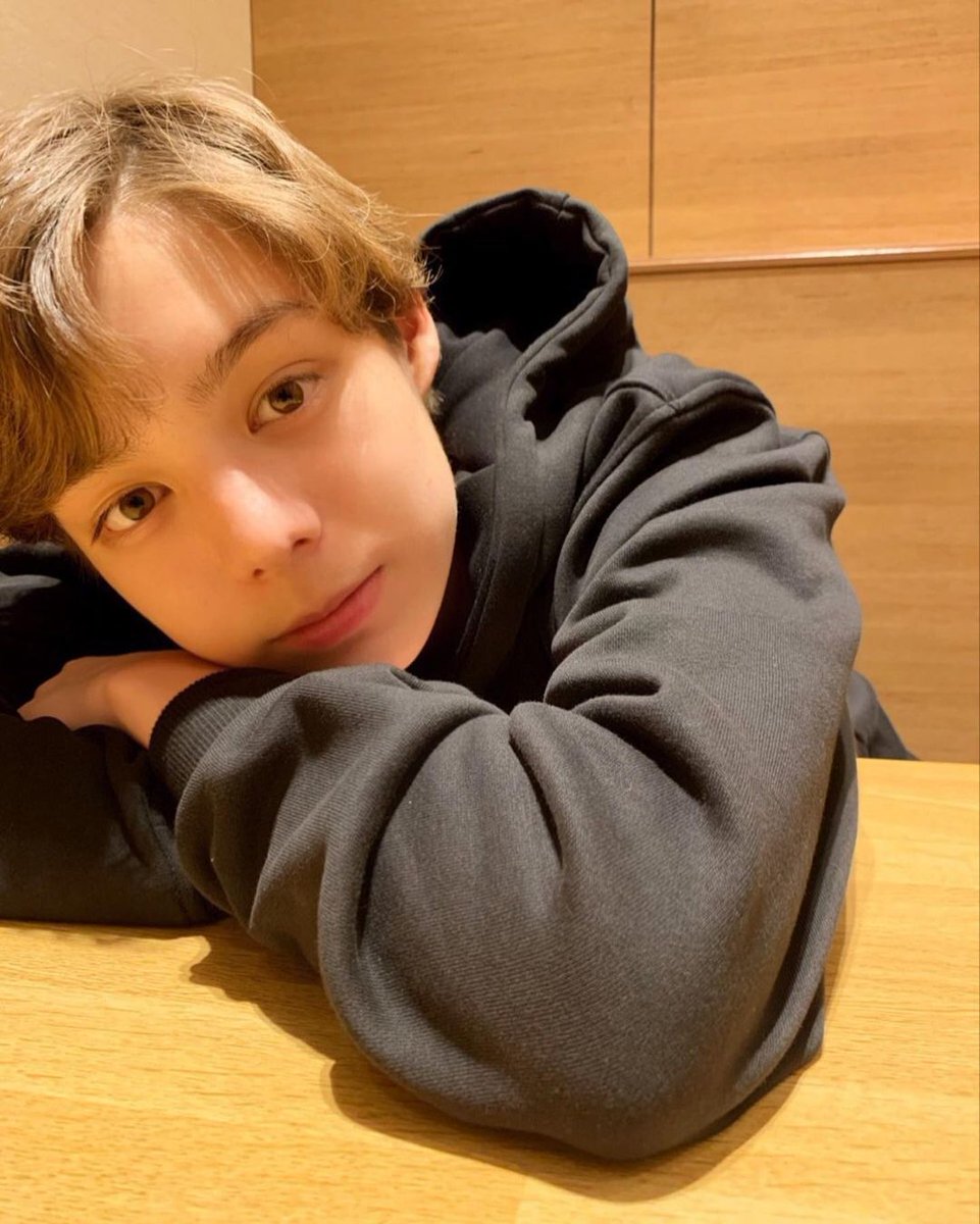 ジェイ（画像3枚）：中間テスト終了✍🏼 . . . おつかれ😅 . . It's