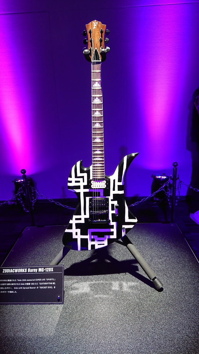 hideメモリアルライヴのために作られたG柄モッキンバード。裏には