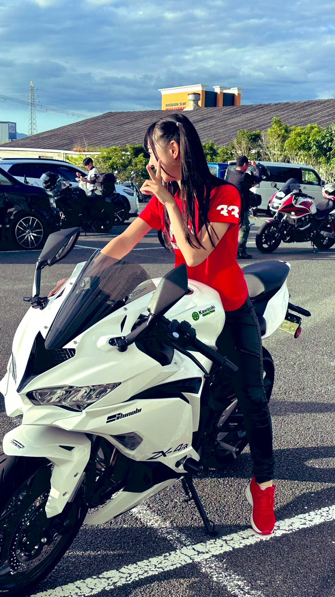 日本で一台の白いZX-4RRに、みか姫に乗ってもらったのだ🤗 ホントに