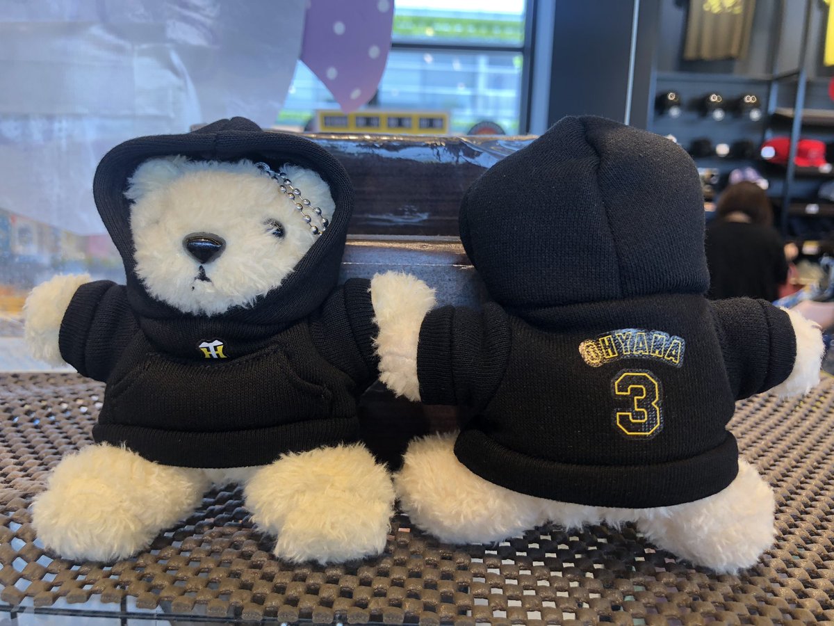 パーカーベア🧸新登場// 選手の背番号入りパーカーを着用したくまさん